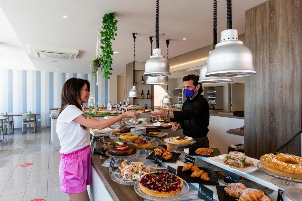 Hotel Alexandra - Beach Front - Healthy Xxl Breakfast & Brunch Included Until 12 30pm Misano Adriatico