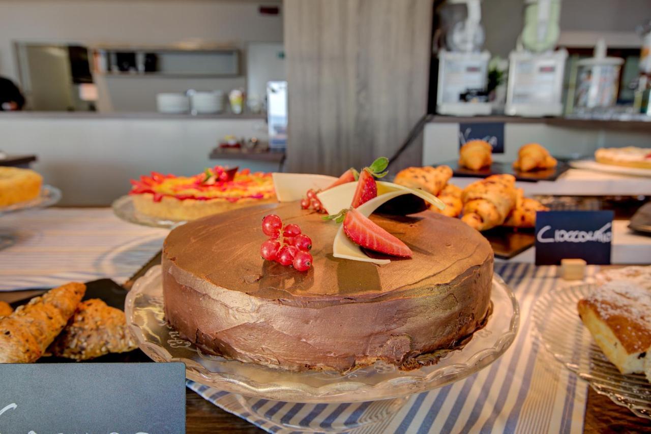 Hotel Alexandra - Beach Front - Healthy Xxl Breakfast & Brunch Included Until 12 30pm Misano Adriatico